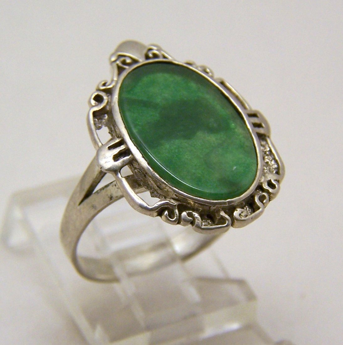 vintage modern sterling silver glass ring: top of the ring measures 11/16"long by 7/8" wide, crafted with 15x10mm green glass, size 7, weights 4.6 grams, marked 925 JC in great condition