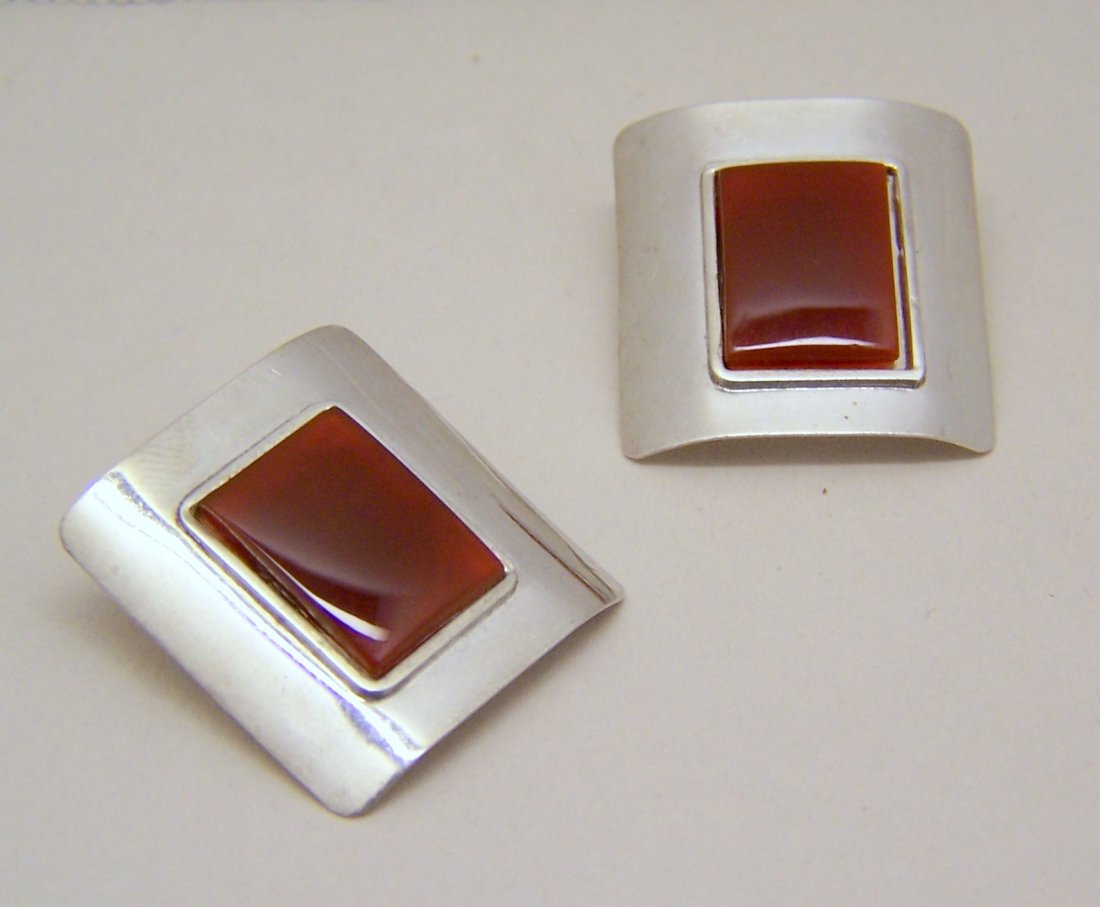 huge modern sterling silver carnelian earrings: measures 1 1/16" long by 1" wide, crafted with 15x11mm carnelian, weights 8 grams, signed 925, in great conditions.