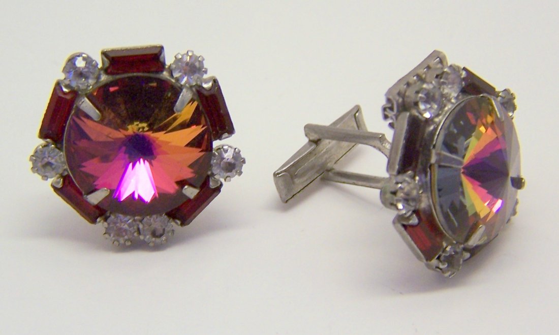 rare Art Deco Juliana crystal rhinestone cufflinks set: top of the cufflinks measures 1" long by 1 1/16" wide, crafted with 18mm (what I believe is Juliana crystal, check pics for more info), weights 17.7 grams, in good condition