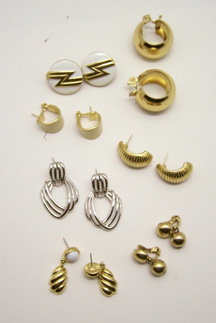 lot of 7 enamel gold silver tone Monet earrings set: you are bidding on 7 pairs of Monet earrings, each pair measures from 6/8" long to 1" long, they are in great conditions
