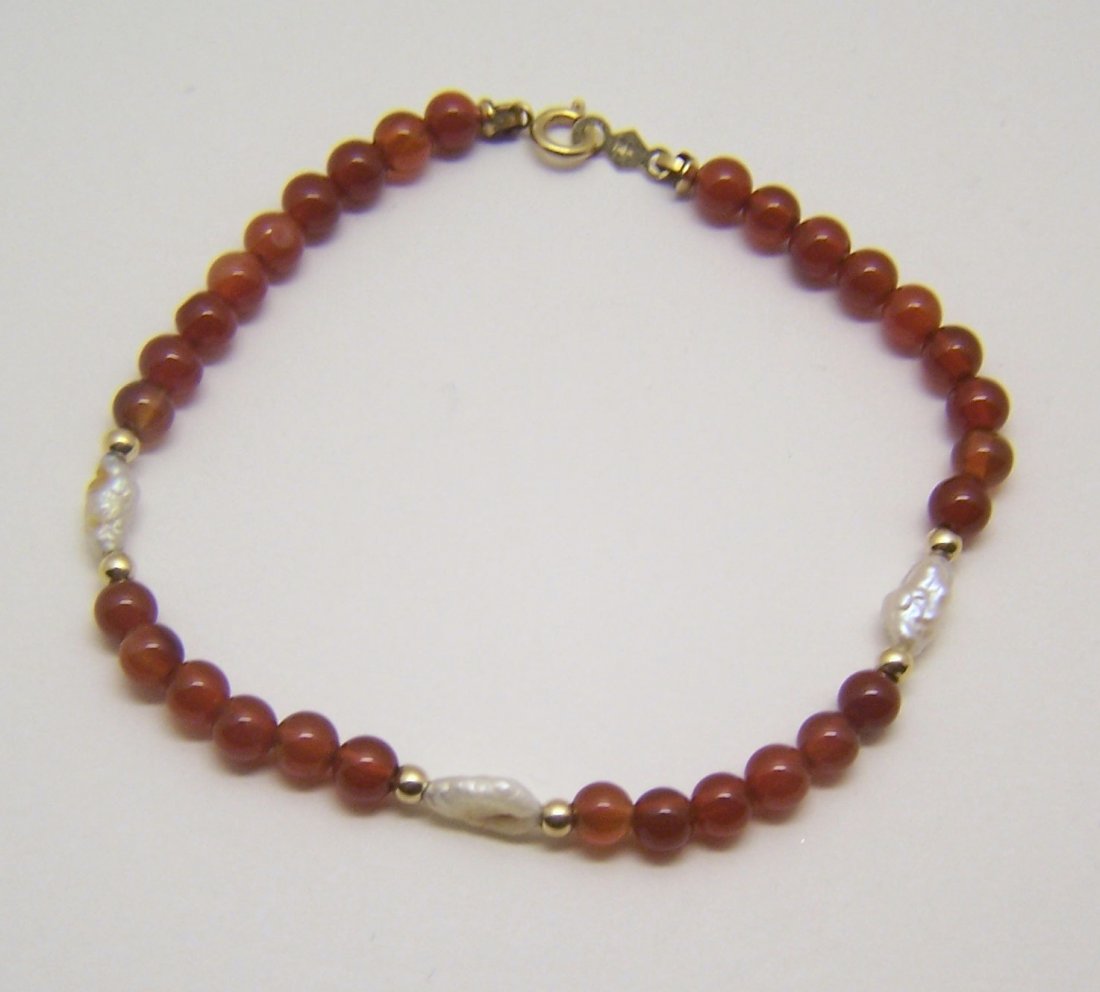 14k pearl carnelian bracelet: measures 6 5/8" long, crafted with 4mm carnelian, 2mm 14k beads & 7mm pearl, weights 3.26 grams, signed 14k, in great condition