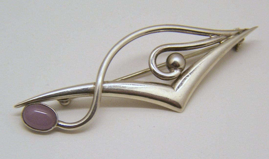 Taxco Mexico sterling silver chalcedony brooch pin: measures 2 5/8" long by 7/8" wide, crafted with 8x6mm chalcedony, weights 9.12 grams, signed 925 T2-18 Mexico, in great condition