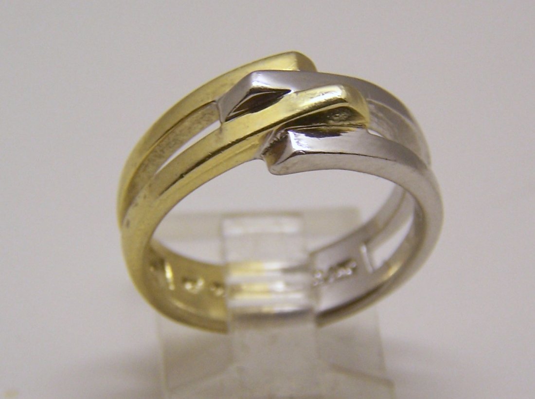 2 tone sterling silver ring: top of the ring measures 3/8" wide, size 9 1/2, weights 5.89 grams, signed 925, in good condition.