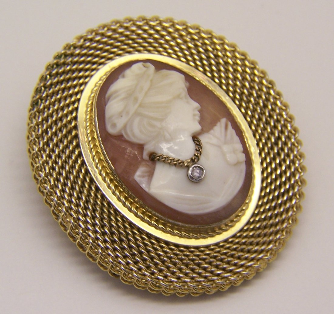 Van Dell 12k gf diamond shell cameo pendant brooch: measures 1 5/8" long by 1 7/16" wide,crafted with 25x17mm carved shell cameo & .03ct diamond weights 17.60 grams, marked van dell 12k gf, in great conditions