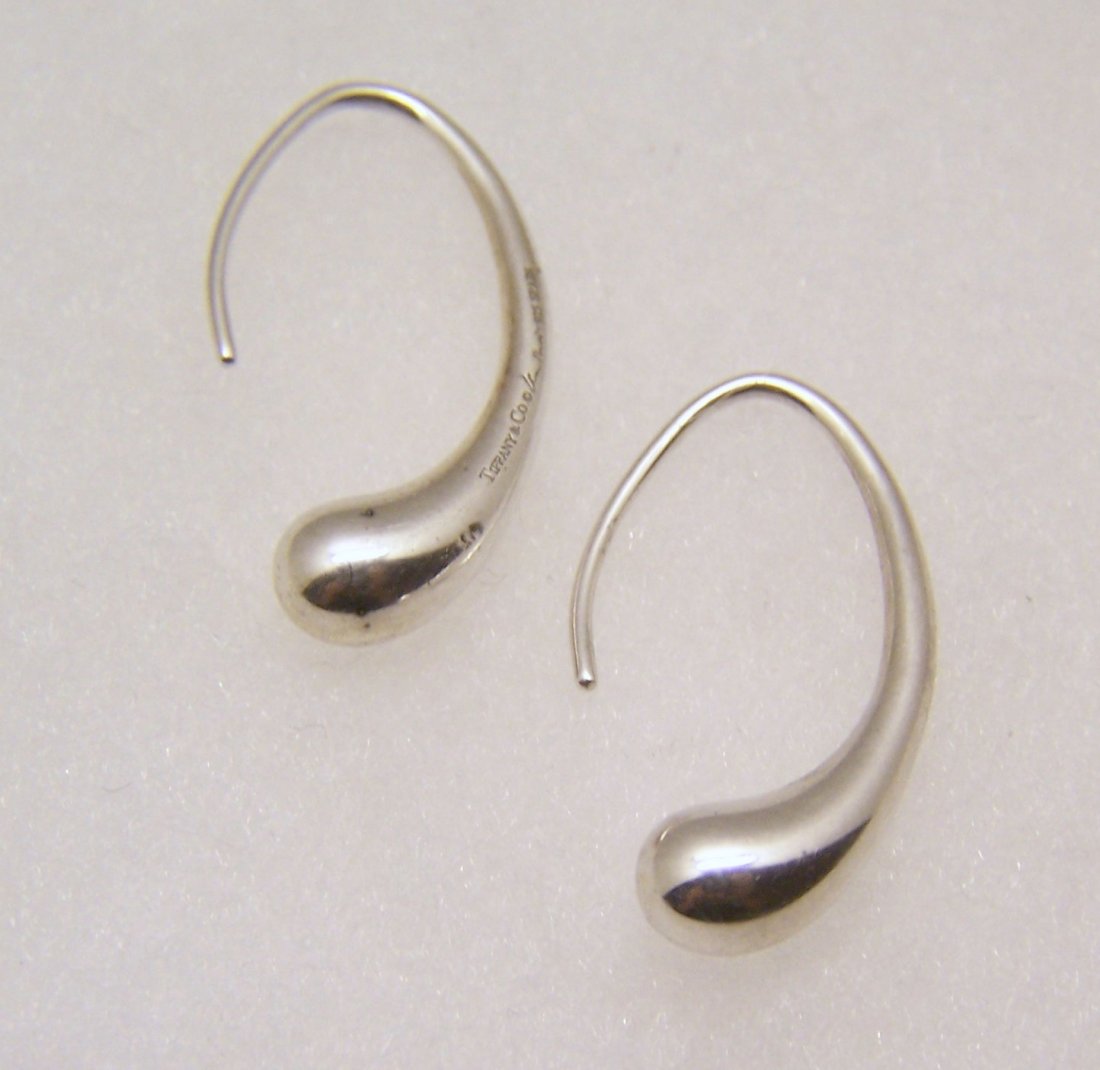 Tiffany & Co Elsa peretti sterling silver earrings: measures 1 1/16" long by 3/16" wide, weights 6.17 grams, signed Tiffany & Co Elsa peretti 925 spain, in great condition