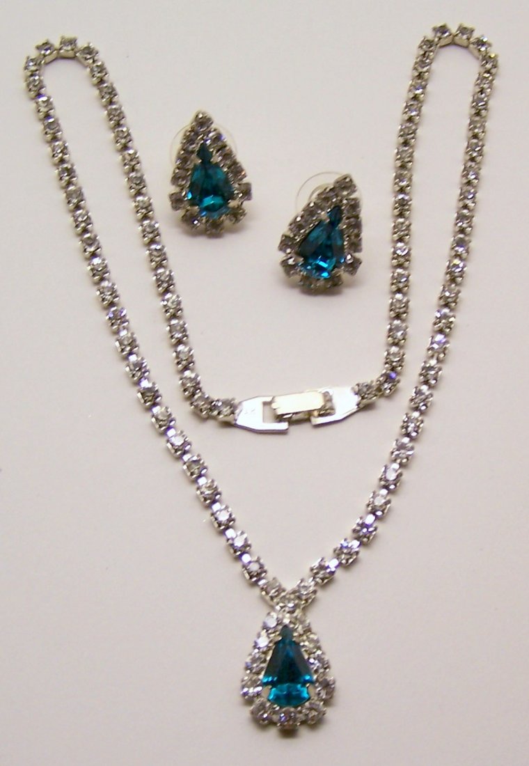 Art Deco rhinestone necklace earrings set: necklace measures 17" long, the earrings measures 13/16" long, they are in good condition