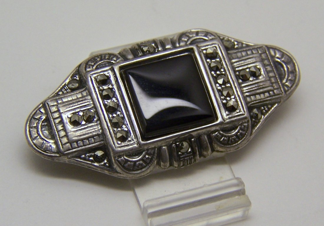 art Deco silver onyx marcasite brooch pin: measures 1 6/8" long by 13/16" wide, crafted with 11mm square onyx & marcasites, weights 3.8 grams, in great condition