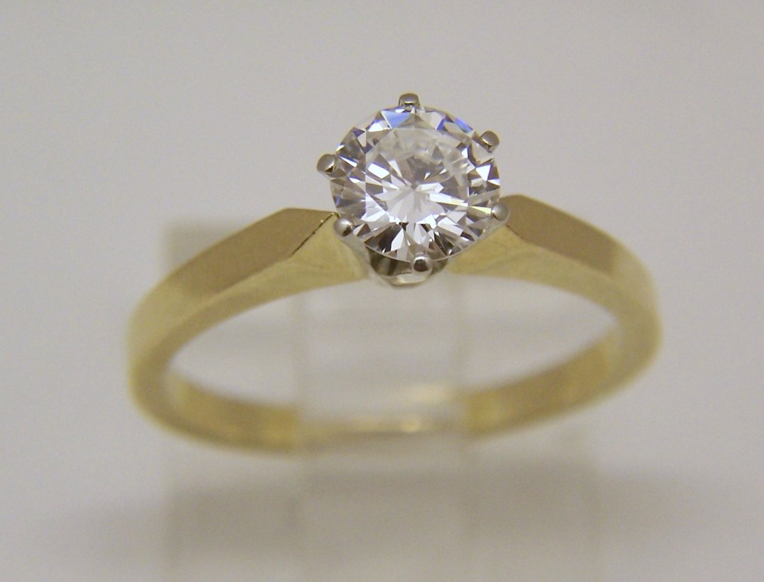 18k 3/4 Ct .75 carat VVS2 D/F diamond solitaire ring: top of the ring measures 2/8" wide, crafted with a .75 carat VVS2 in clarity & D/F in color white diamond, weights 3.11 grams, size 6, marked 750 4, in great condition. note this diamond has no carbon