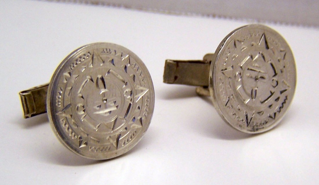 mexican aztec calendar sterling silver cufflinks set: top of the cufflink 7/8" round shape, weights 17.64 grams, marked RA , in great conditions