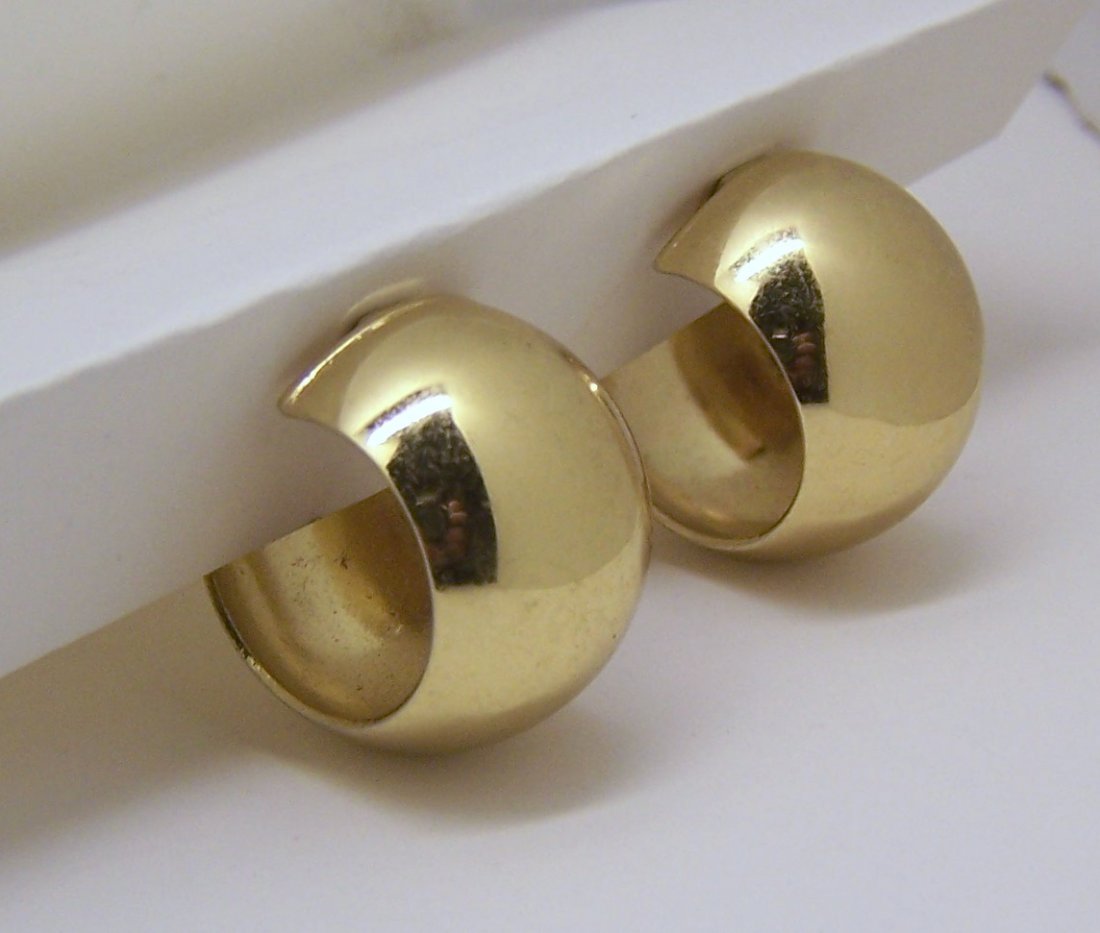 vintage MONET gold tone clip on earrings: measures 1 1/16" long by 6/8" wide, weights 16.07 grams, signed Monet, in good condition