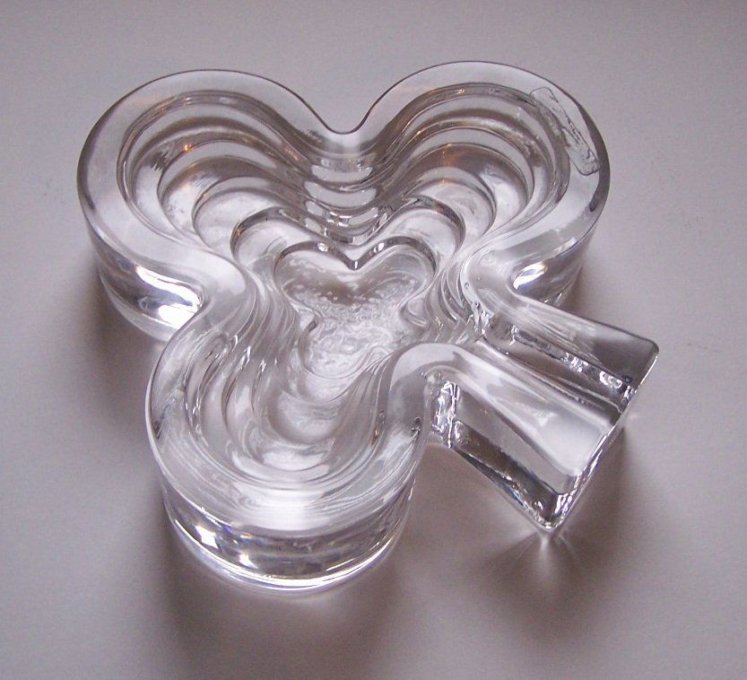 ARNOLFO Di CAMBIO ART GLASS CRYSTAL SIGNED ashtray: measures 5 1/8" long by 5 1/8" wide & 1 1/4" tall, marked ARNOLDO DI CAMBIO, in great condition without chips or cracks.