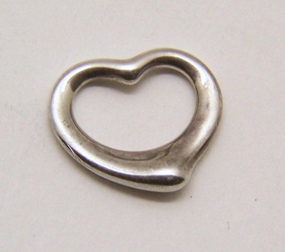 Elsa Peretti Tiffany & company sterling pendant: measures 1/2" long by 5/8" wide, weights 1.61 grams, signed Tiffany & Co, Elsa Peretti, 925 Spain. in great condition