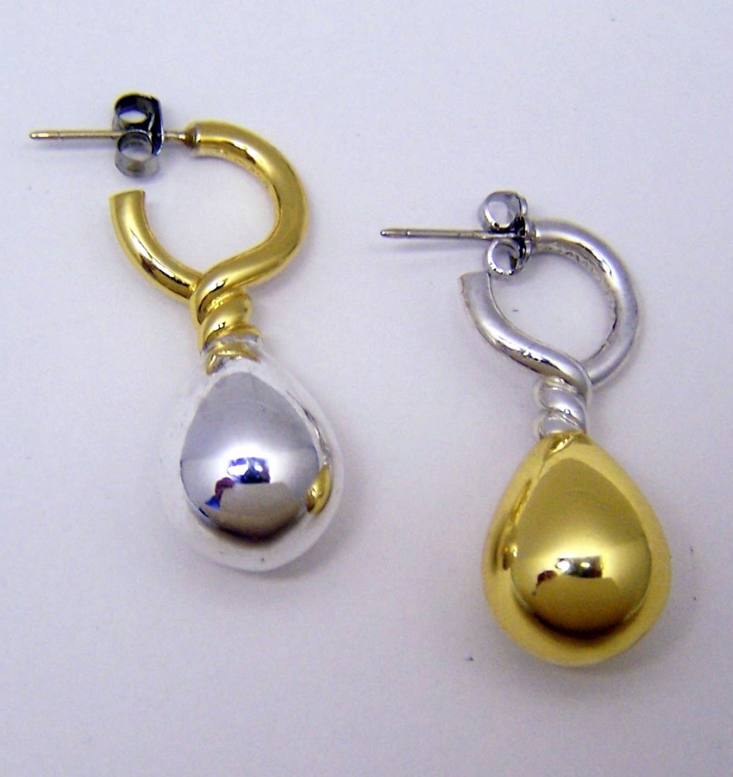 1984 metropolitan museum of art venus sterling earrings: measures 1 5/16" long by 9/16" wide, crafted in sterling silver & 18k gold tone, weights 10.56 grams, signed MMA 1984 sterling, in great condition.