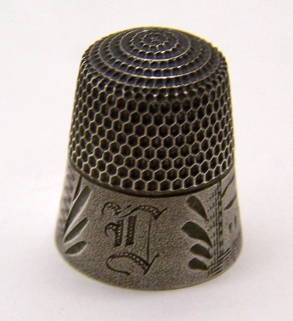 vintage SC Sterling Silver Thimble: measures 13/16" tall by 11/16" in diameter, engraved, weights 4.16 grams, signed SC & anchor & sterling, in great condition
