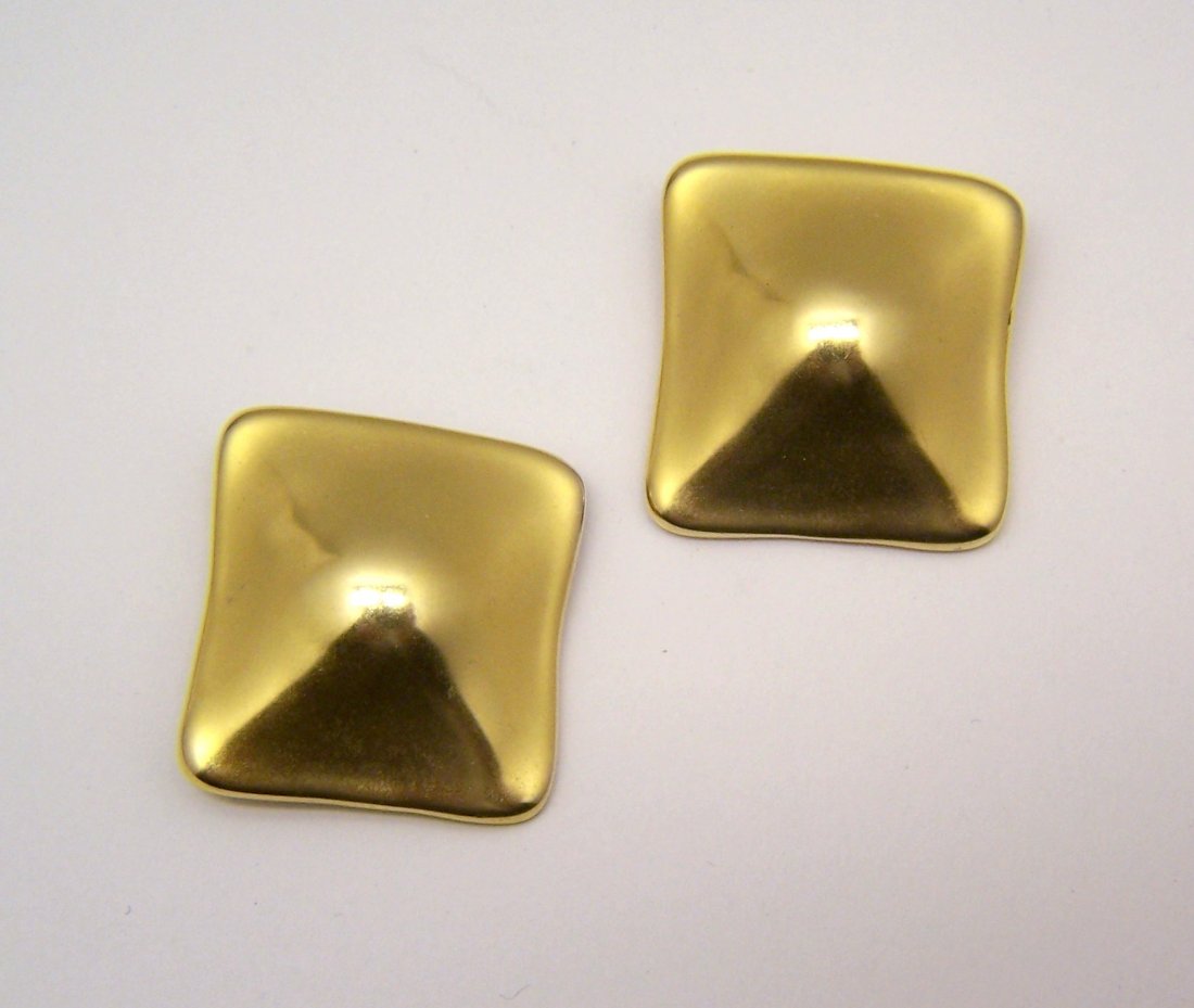 ROBERT LEE MORRIS gold tone earrings: measures 1 1/4" long by 1 1/16" wide, signed Robert Lee Morris, they are clip on earrings, weights 13.9 grams, in great condition