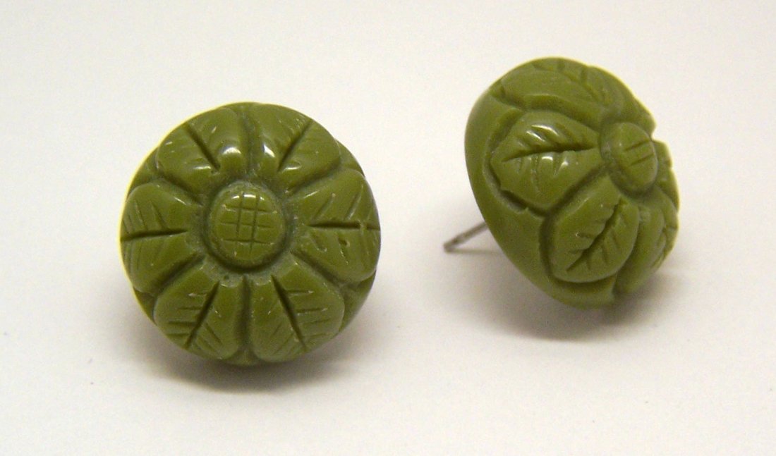 METROPOLITAN MUSEUM OF ART OLIVE LEAF EARRINGS SET: METROPOLITAN MUSEUM OF ART WILLIAM MORRIS OLIVE LEAF EARRINGS SET, measures 6/8" in diameter, weights 6.54 grams, in brand new condition with box