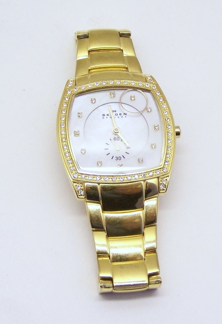 SKAGEN Denmark woman watch: watch case measures 1 7/16" long from lug to lug by 1 1/4" wide, will fit a 6 1/2" to 7" wrist, weights 74 grams, in good condition, just need a battery