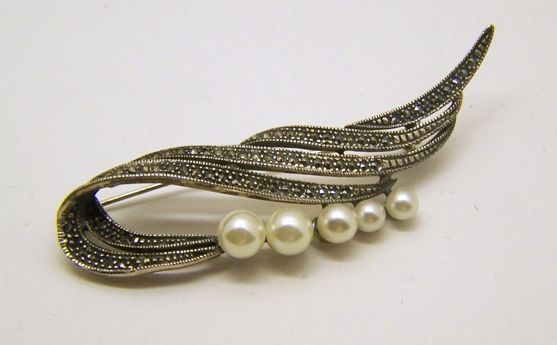 MD sterling silver pearl marcasite brooch pin: measures 2 3/4" long by 3/4" wide, crafted with 5mm to 7mm faux pearl & marcasite, weights 10.4 grams, in good condition missing few stones.