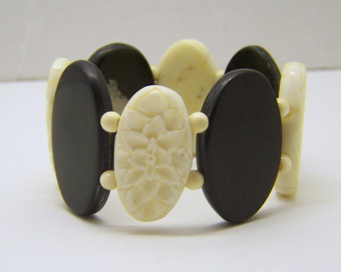 vintage carved ivory ebony bead bracelet: will fit a 6 1/2" to 7 1/2" wrist, crafted with 35x23mm ebony & 4mm to 33x19mm carved ivory beads, weights 24.9 grams, in good condition