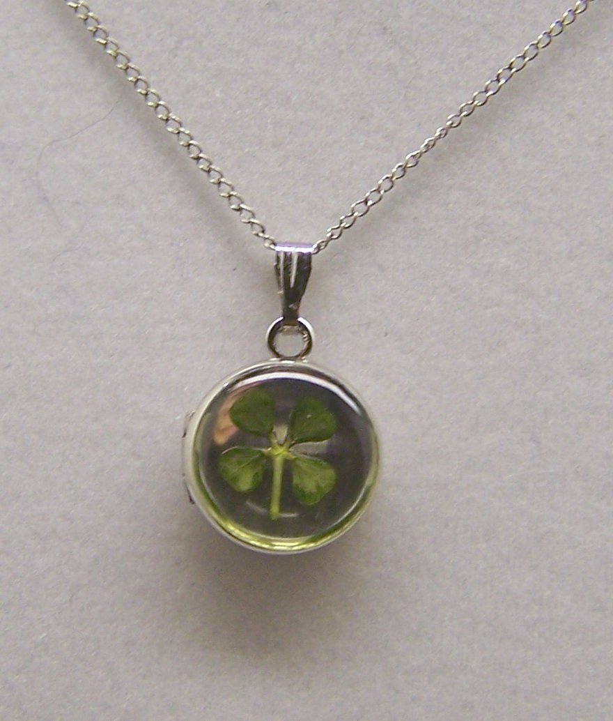 sterling silver clover locket pendant necklace: measures 18 7/8" long, crafted with an 13/16" long pendant locket, weights 2.4 grams, in great condition