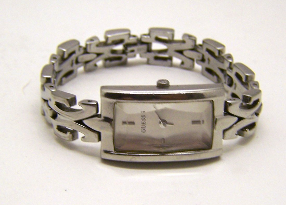 GUESS woman watch: measures 6 3/8" long by 11/16" wide, weights 37.3 grams, in good condition, just need a battery