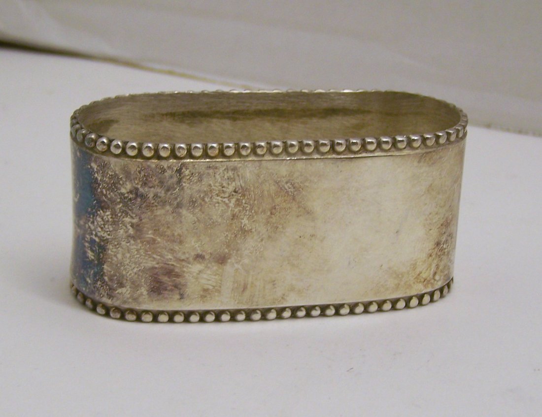 silver plated napkin ring: measures 2 9/16" long by 1 1/8" wide by 1 3/16 high, weights 58 grams, in good condition need to be polish