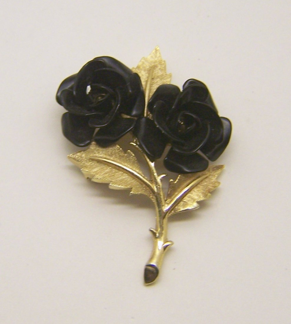 vintage TRIFARI gold tone brooch pin: measures 1 6/8" long by 1 5/16" wide, weights 8.8 grams, in good condition