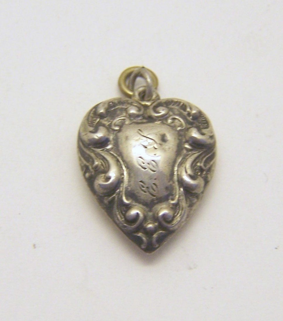 Victorian sterling silver pendant: measures 1 3/16" long by 11/16" wide, weights 1.8 grams, in good condition, sue pendant is hollow have some dings on the back