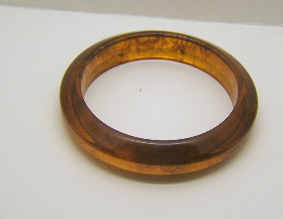 vintage root beer bakelite bangle bracelet: measures 7 7/8" inside circunference by 9/16" wide, weights 31.2 grams, in great condition