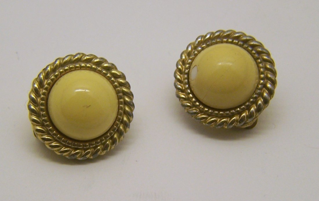 CINER gold tone lucite earrings: measures3/4" in diameter, crafted with 12mm lucite, one chip on the corner check pictures. weights 12.4 grams, in good condition