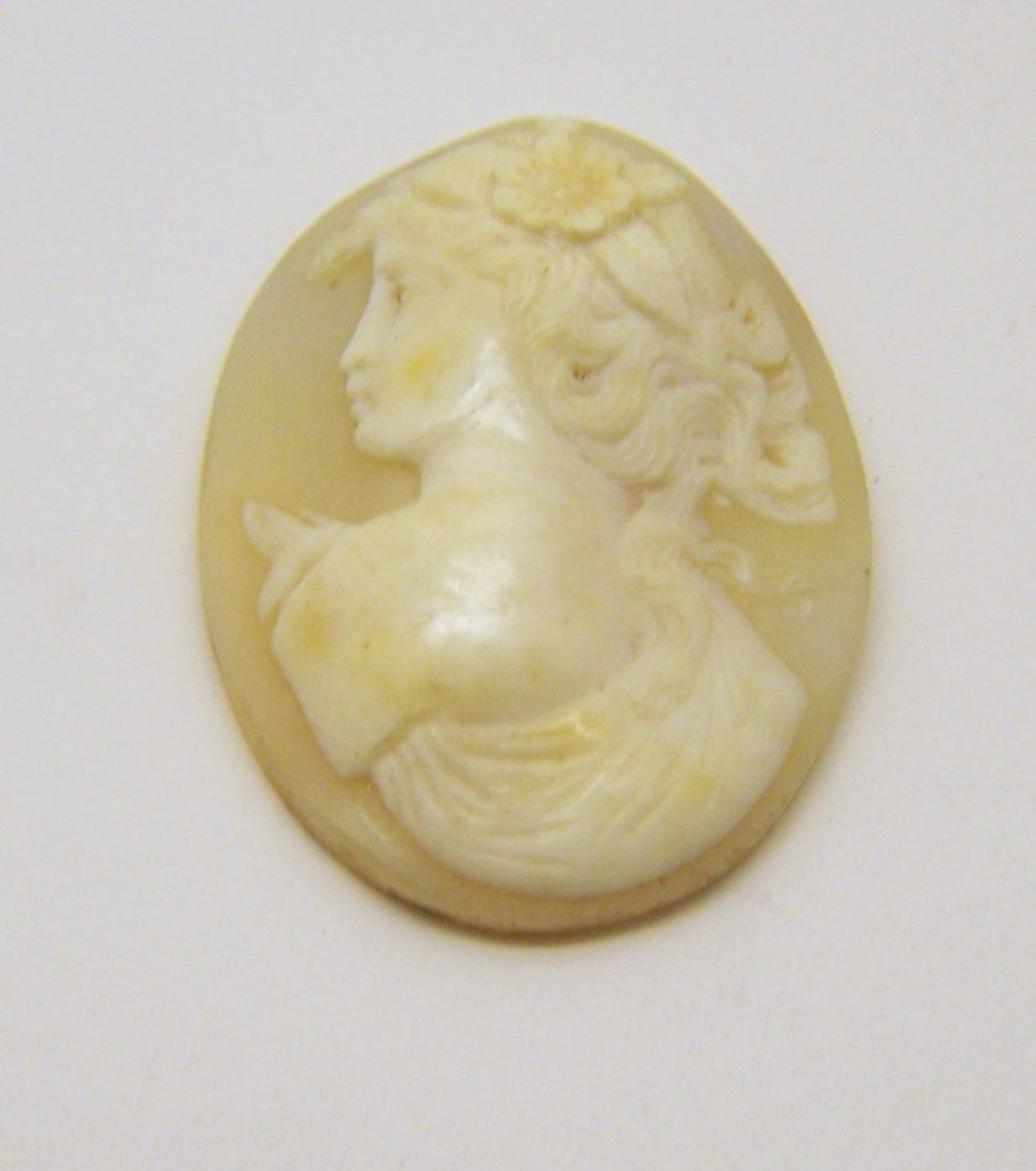 vintage shell cameo: measures 38x30mm, weights 8.8 grams, in good condition