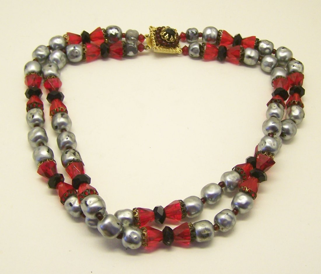 Art Deco glass baroque pearl necklace: measures 15 1/2" long, crafted with 5mm to 10mm glass & faux baroque pearls, weights 97 grams, in good condition