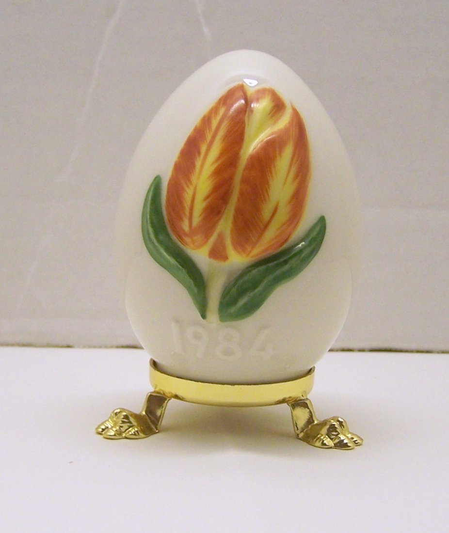1984 GOEBEL W germany percelaine egg: measures 3 1/8" tall by 2" wide, in good conditions