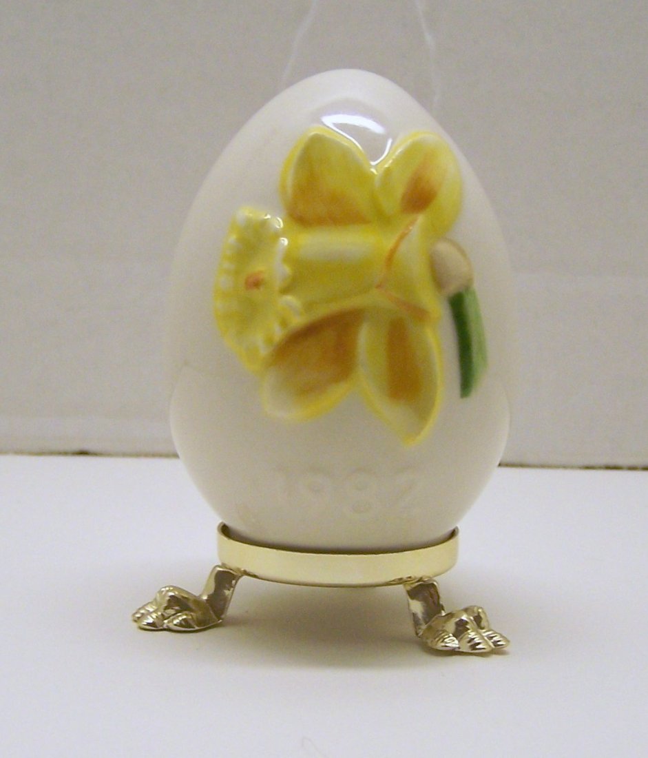 1982 GOEBEL W germany percelaine egg: measures 3 1/8" tall by 2" wide, in good conditions