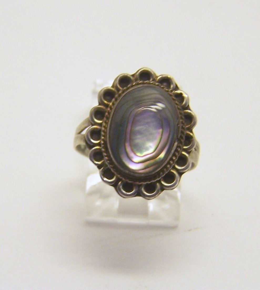 MDA taxco Mexico sterling silver abalone ring: top of the ring measures 3/4" wide, size 6, weights 3.2 grams, in good condition