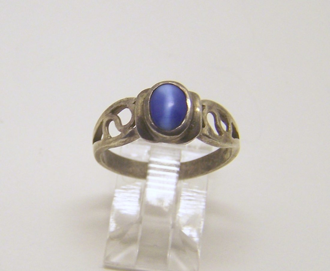 vintage sterling silver cat eye ring: top of the rings measures 5/16" wide, size 8 1/4, weights 2.7 grams, in good condition