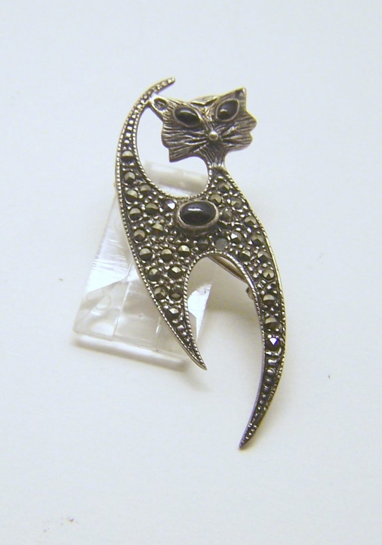 sterling silver marcasite onyx cat brooch pin: measures 1 6/8" long by 11/16" wide, weights 3.6 grams, in good condition