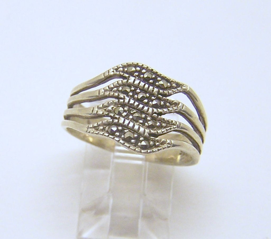 vintage sterling silver marcasite ring: top of the rings measures 1/2" wide, size 7 3/4, weights 3.3 grams, in good condition
