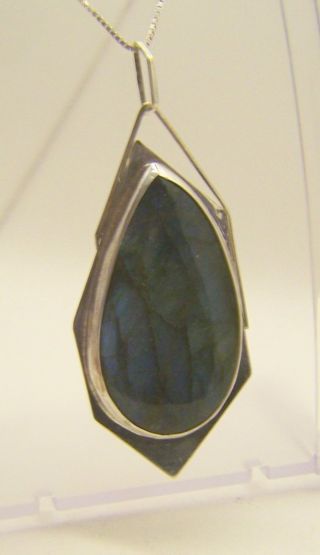sterling silver labradorite pendant necklace: chain measures 20" long, pendant measures 2 6/8" long, weights 21.7 grams, in great condition