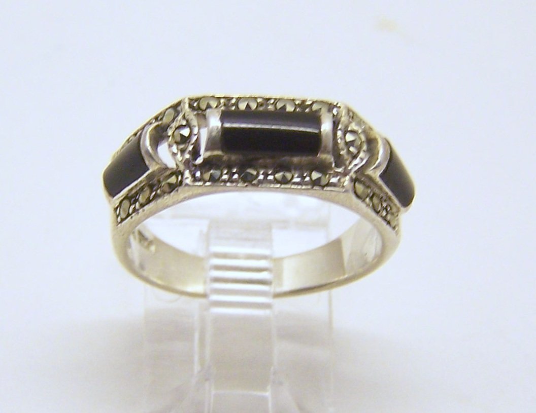FAS sterling silver marcasite onyx ring: top of the ring measures 1/4" wide, size 7, weights 3.4 grams, in good condition