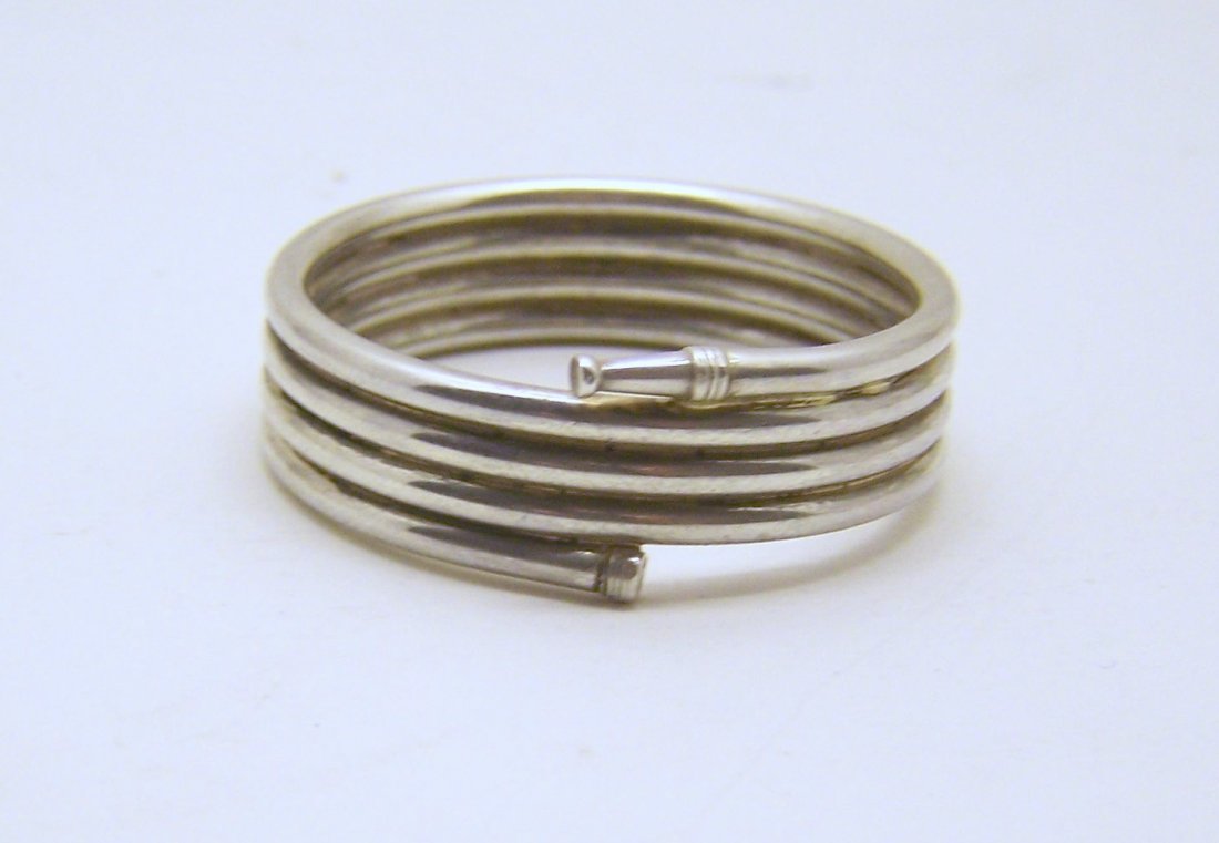 felmore sterling silver napkin ring: measures 9/16" wide, weights 9.8 grams, in good condition