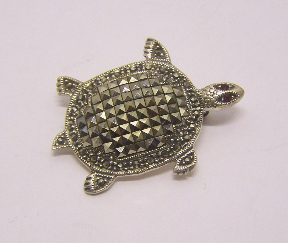 sterling silver marcasite turtle brooch pin: measures 1 9/16" long by 1 3/16" wide, weights 9.1 grams, in good condition