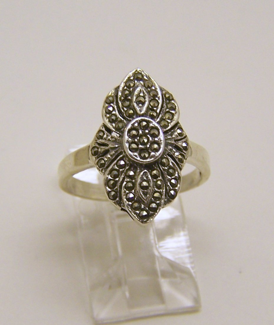 GM sterling silver marcasite ring: top of the ring measures 6/8" wide, size 6, weights 3.3 grams, in good condition