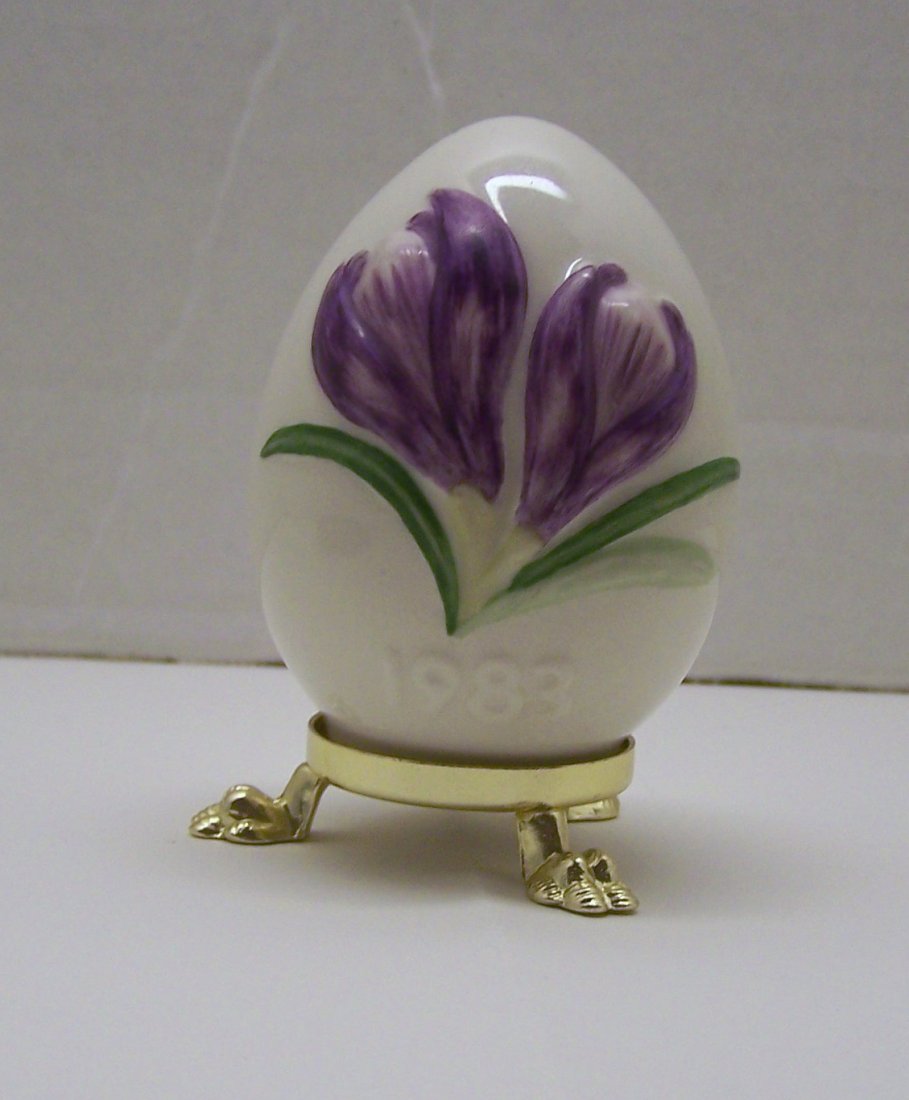1983 GOEBEL W germany percelaine egg: measures 3 1/8" tall by 2" wide, in good conditions