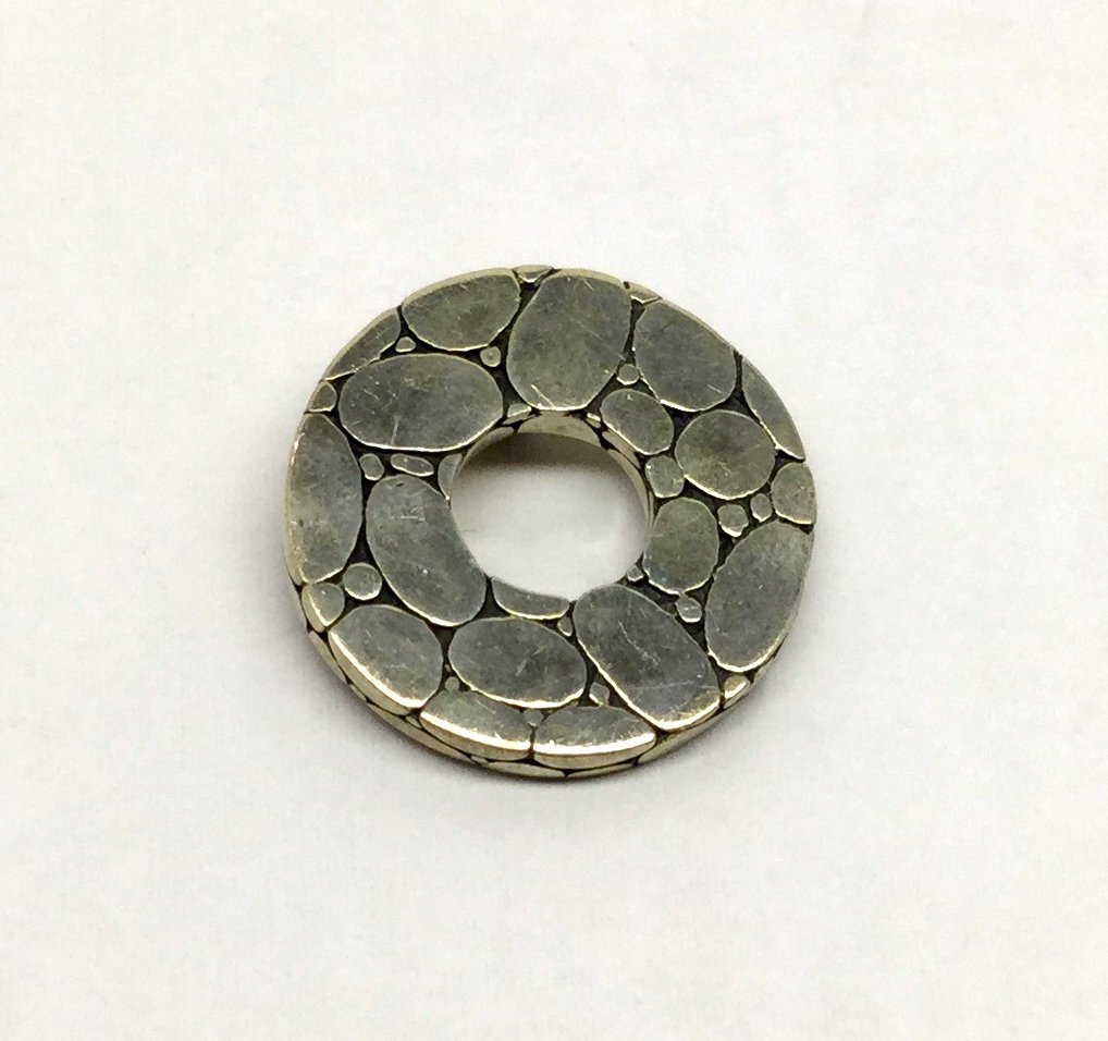 JOHN HARDY sterling silver pendant: measures 1 1/16" in diameter, weights 10.6 grams, in good condition