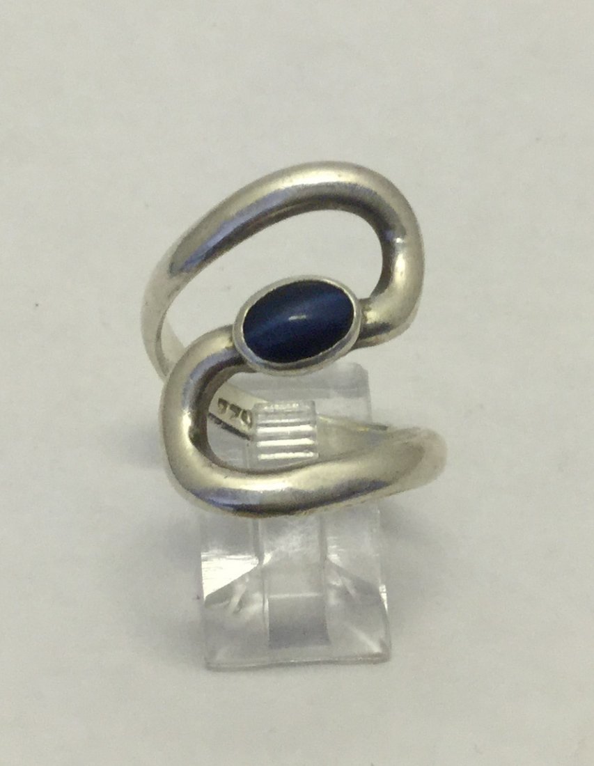 Mexican sterling silver cat eye ring: top of the ring measures 1" wide, size 10 1/4, in good condition