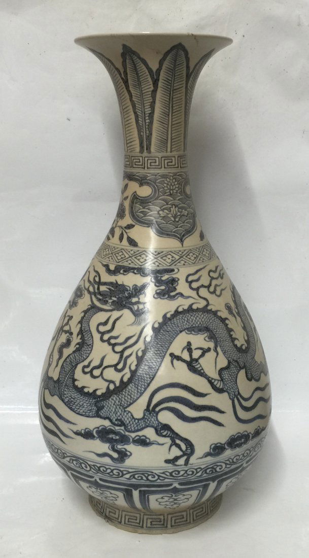 Large blue and white vase. Yuan Period. (1 of 9)