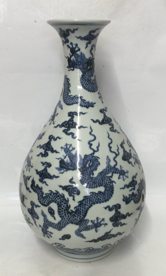 Large blue and white 5 dragon vase. Yongle Mark. (1 of 9)
