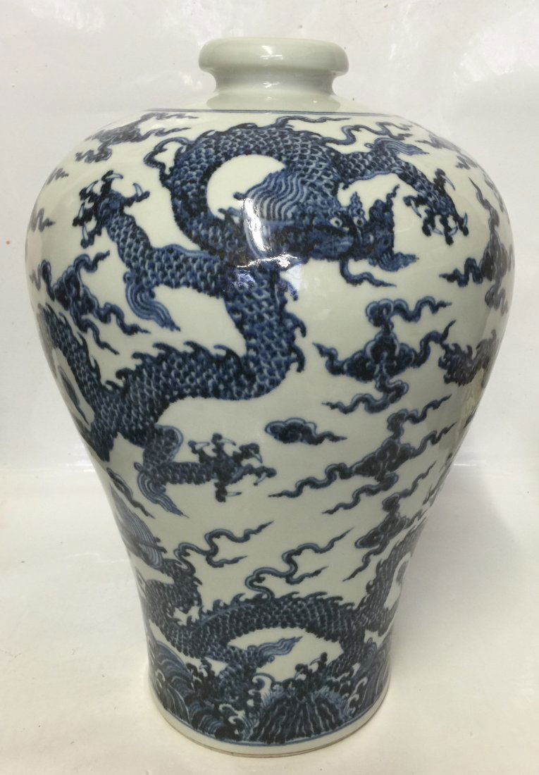 Blue and white 5 dragon vase. Ming Xuande Mark. (1 of 7)