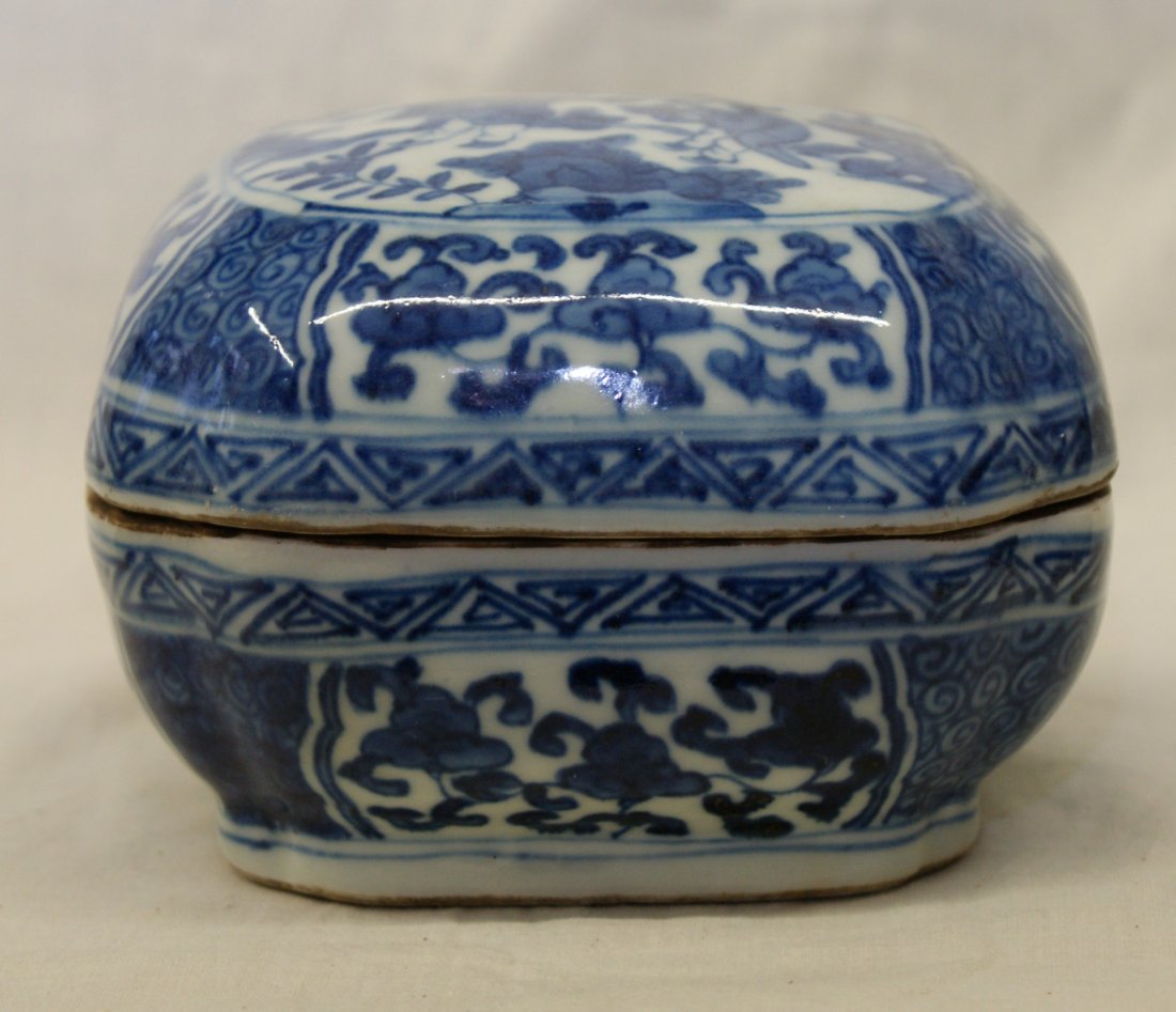 Blue and white box. Ming Wanli Mark.: Blue and white box. Ming Wanli Mark. Width 5 1/2 inches (14 cm.) x 3 3/4 inches (9.5 cm.0)